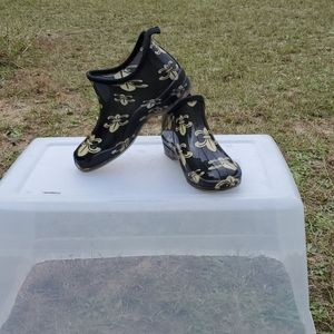 Black and gold fleur-de-lis rain boots